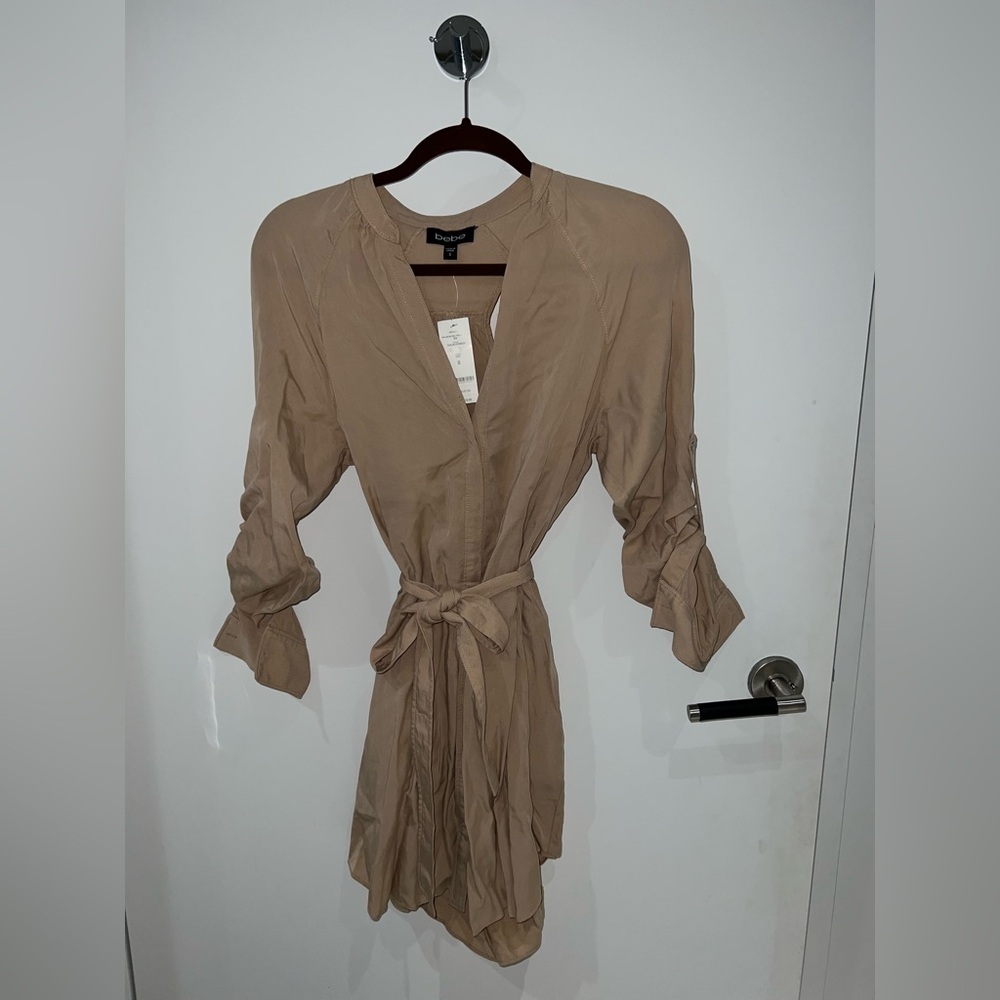 NWT Bébé rolled SLV SILK TRM Shirtdress
